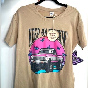 NWT WOMENS T-SHIRT KEEP ON TRUCKING SIZE M